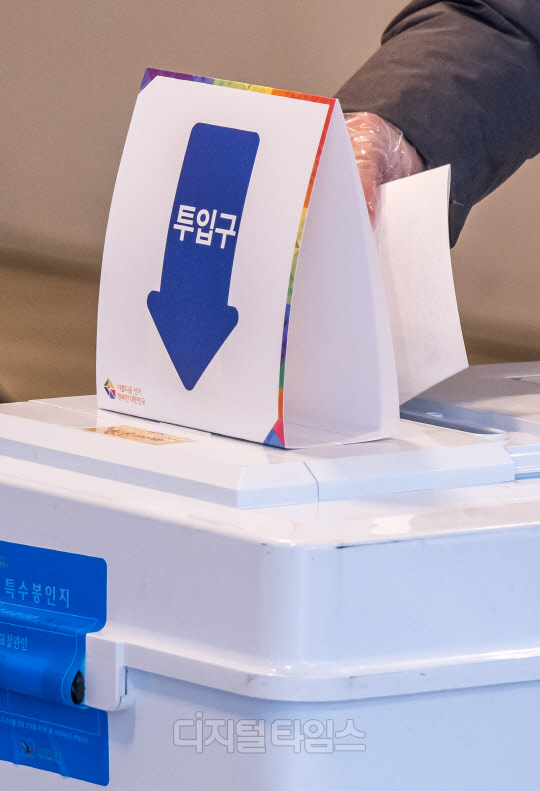 한 유권자가 누군가 이미 자신의 이름으로 서명했다는 이유로 투표하지 못하는 상황이 발생했다. 연합뉴스